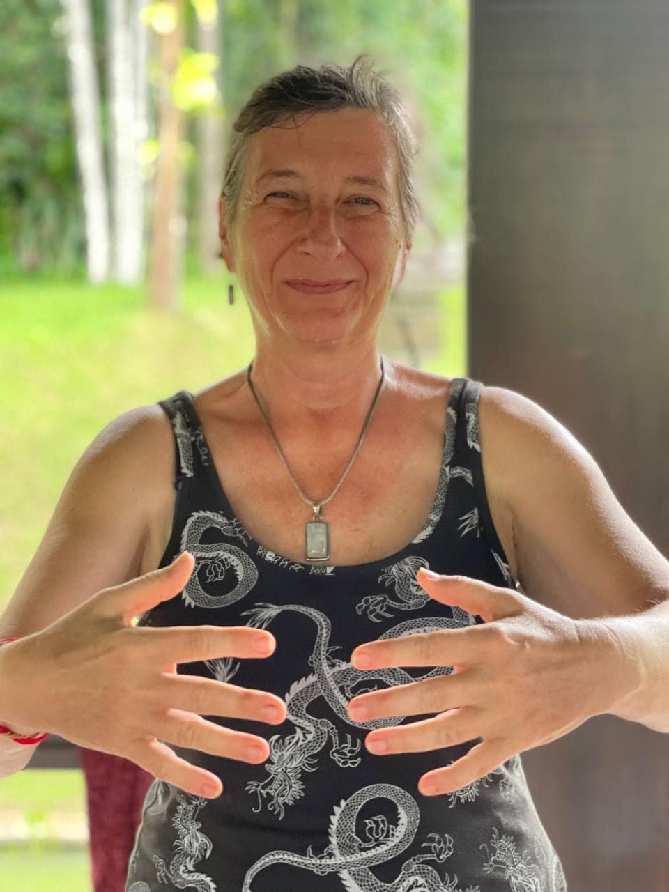 Frau macht Qi gong